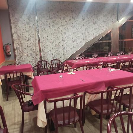 Hostal Restaurante Baraka Alagon Bagian luar foto