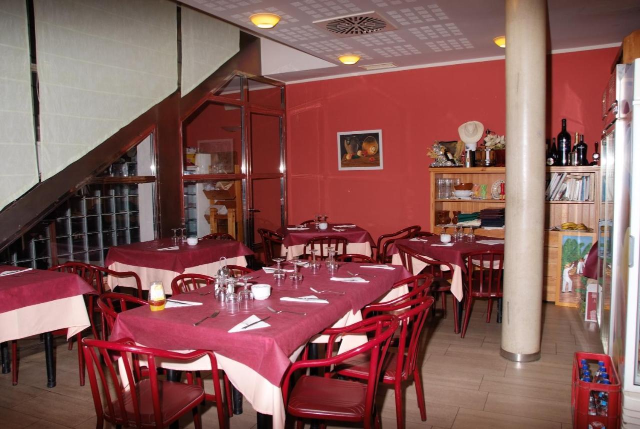 Hostal Restaurante Baraka Alagon Bagian luar foto